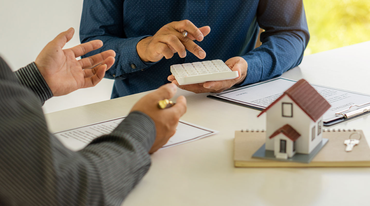 Balance isométrique avec pièces et documents d'un côté, cœur et feuille de l'autre, illustrant l'équilibre entre critères financiers et valeurs éthiques.