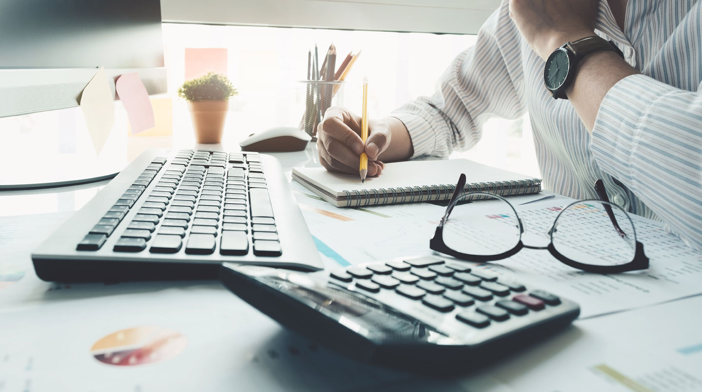 Conseillère en financement immobilier analysant un tableau de calcul de capacité d'emprunt sur son ordinateur dans un bureau à Bordeaux